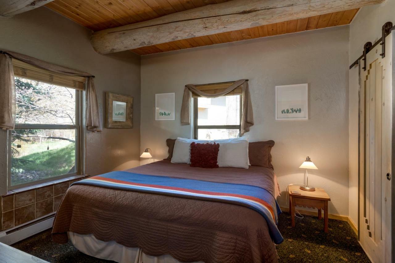 Mariposa Lodge Bed And Breakfast Стиймбоут Спрингс Екстериор снимка